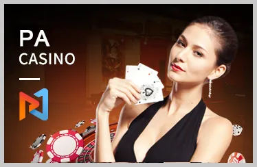 Nữ dealer chuyên nghiệp đang chia bài tại bàn live casino